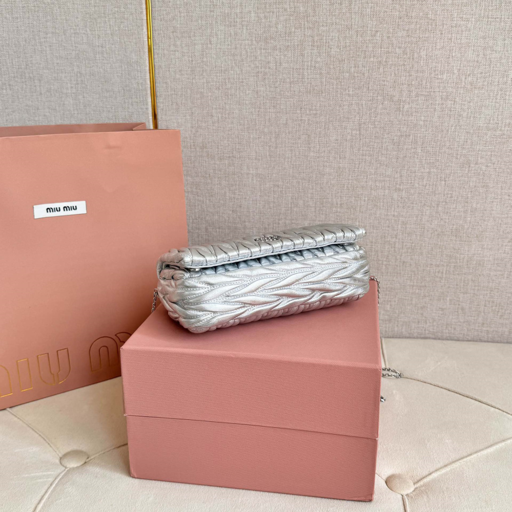 高仿miumiu繆繆*Matelasse系列5BP086單肩包銀色免檢版