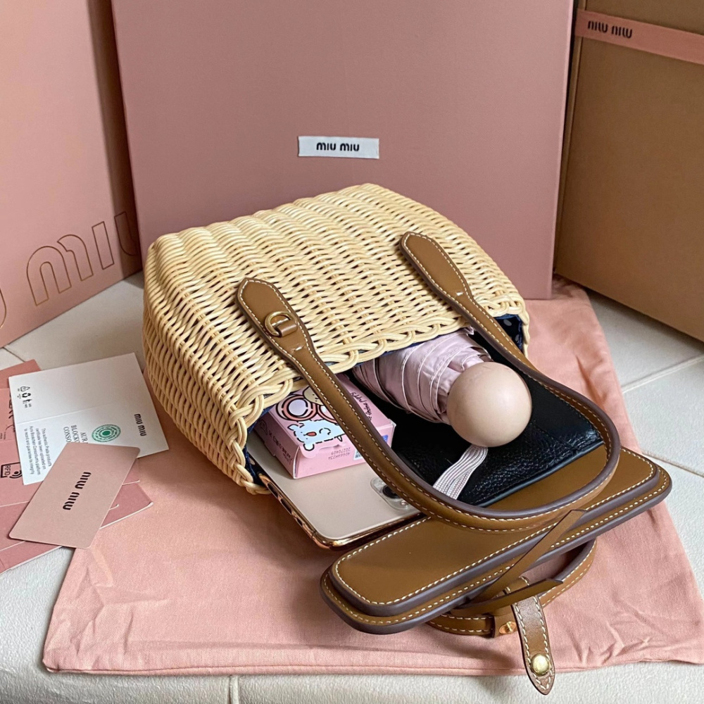 高仿miumiu繆繆*5BA222柳條皮革手提袋免檢吧