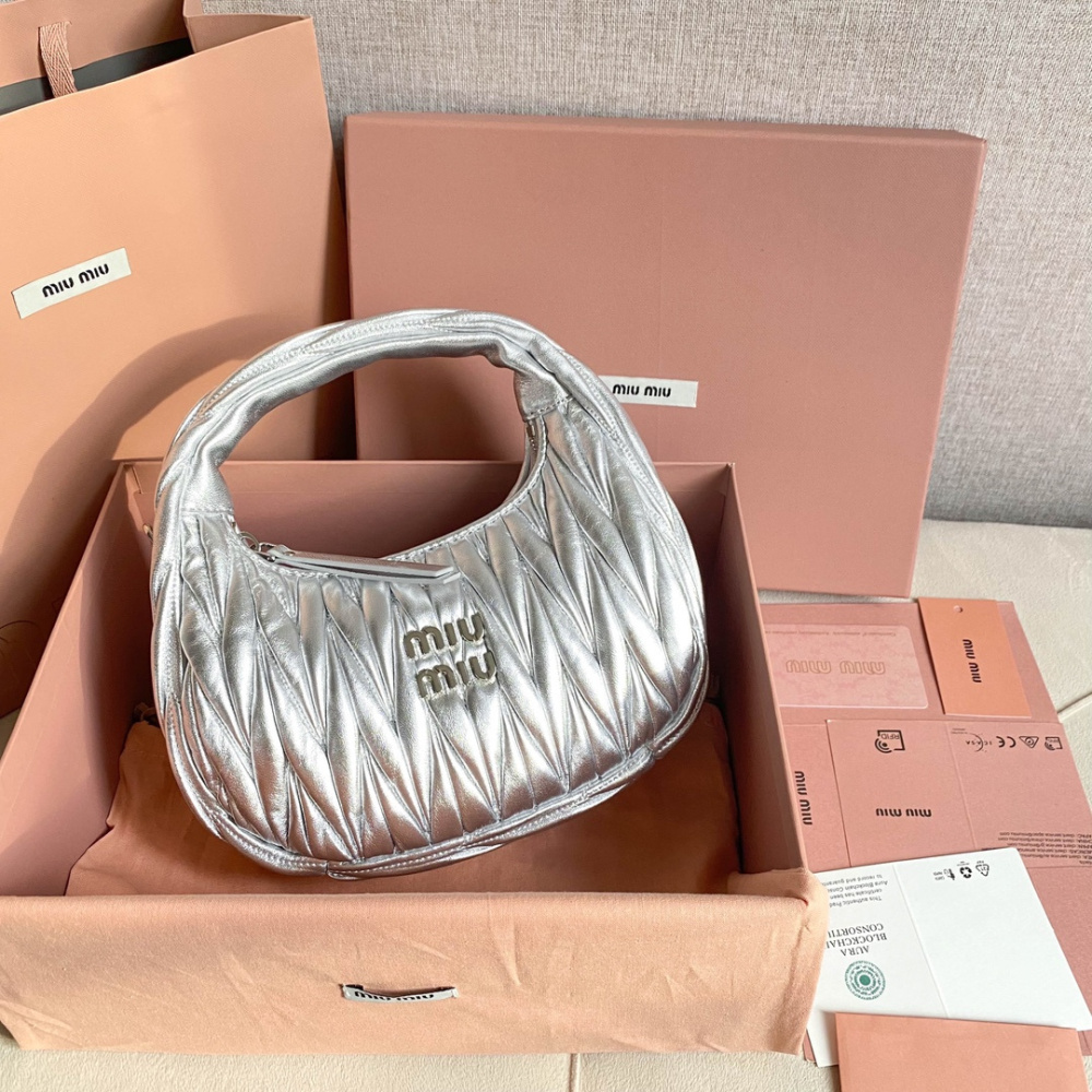 高仿miumiu繆繆*Matelasse系列5BC125手袋銀色免檢版