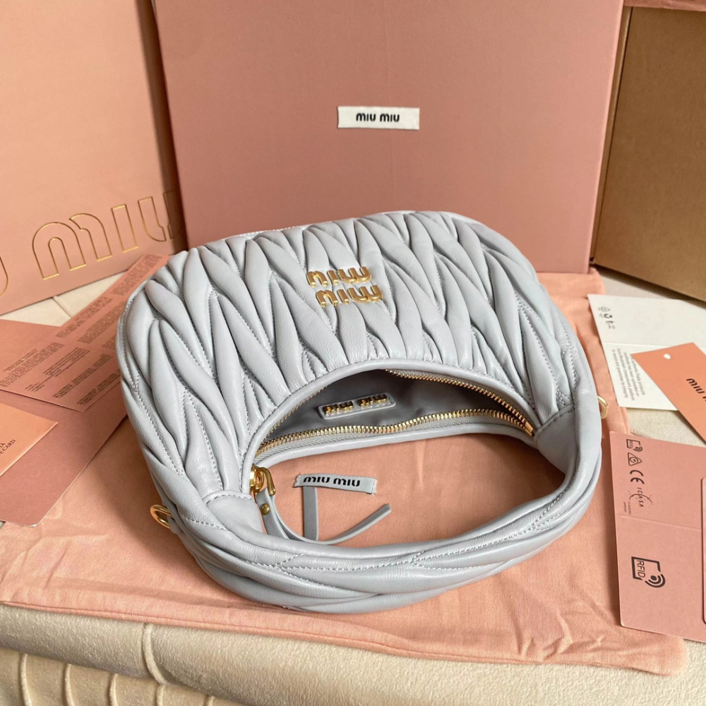 高仿miumiu繆繆*Matelasse系列5BC125手袋矢車菊免檢版