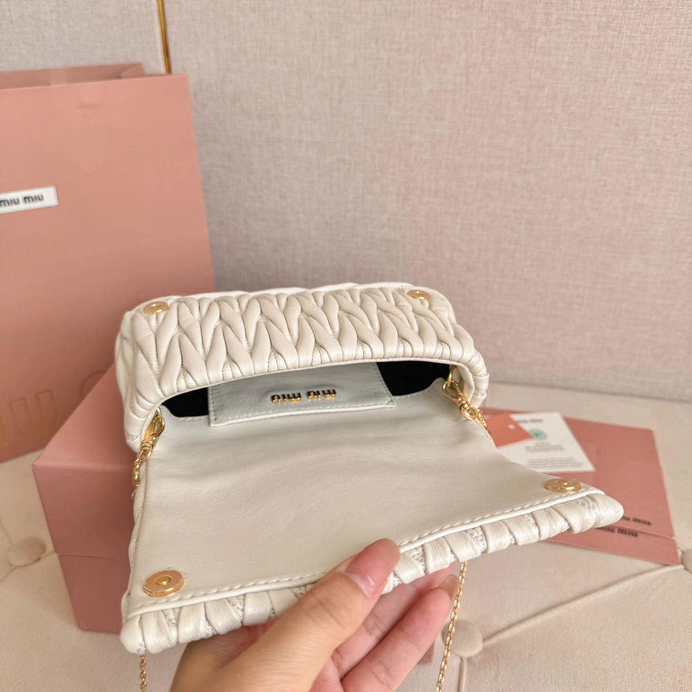 高仿miumiu繆繆*Matelasse系列5BP086單肩包白色免檢版