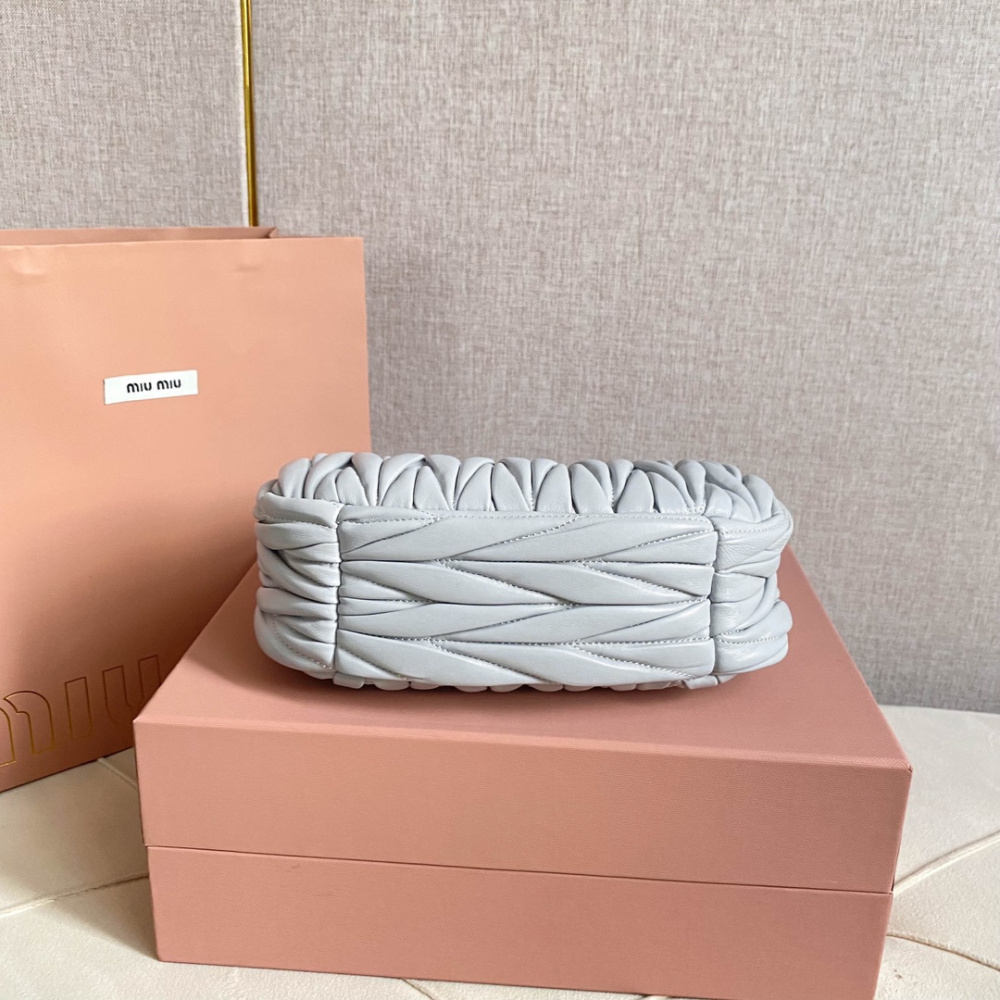 高仿miumiu繆繆*Matelasse系列5BC125手袋矢車菊免檢版