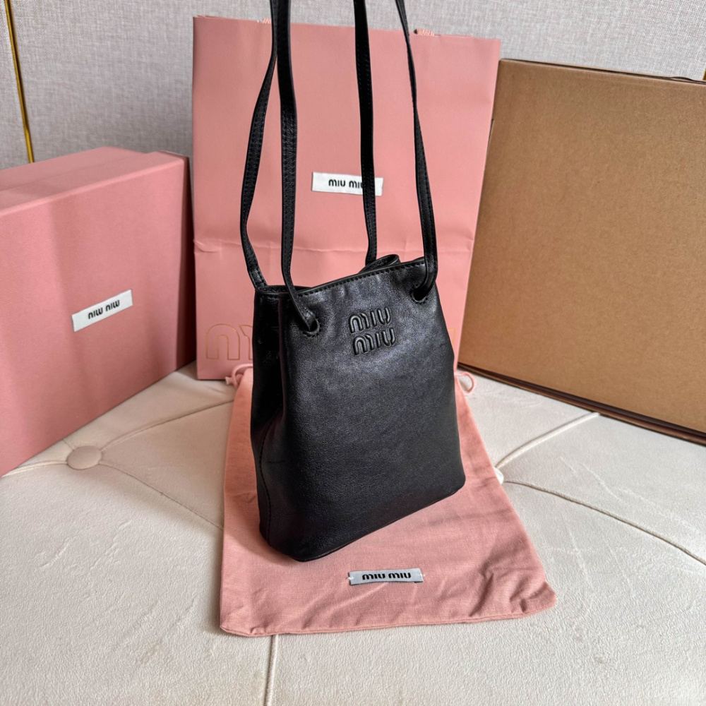 高仿miumiu繆繆*5NF460單肩斜挎包黑色免檢版