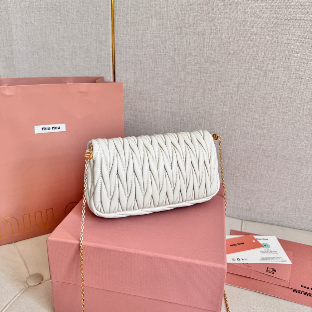 高仿miumiu繆繆*Matelasse系列5BP086單肩包白色免檢版