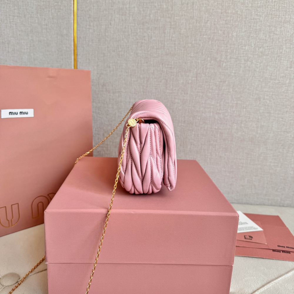 高仿miumiu繆繆*Matelasse系列5BP086單肩包粉色