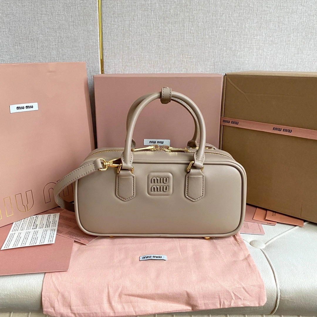 高仿 MiuMiu 5BB148 灰褐色：包身正面與上緣弧線