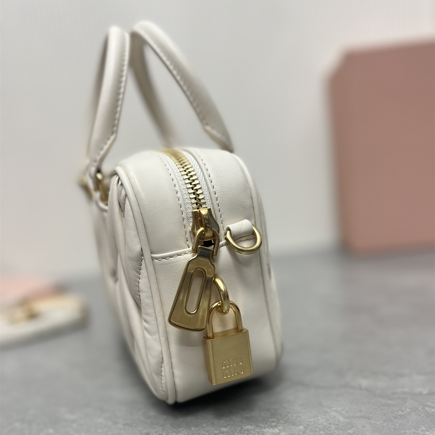 高仿miumiu繆繆TooPretty系列5BB123保齡球手袋白色