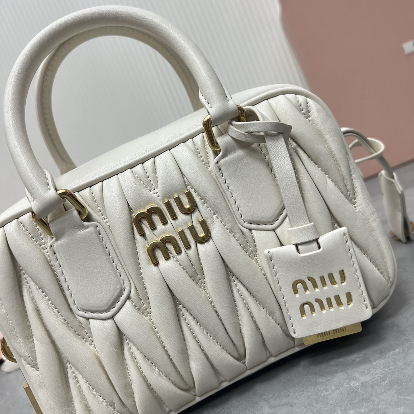 高仿miumiu繆繆TooPretty系列5BB123保齡球手袋白色