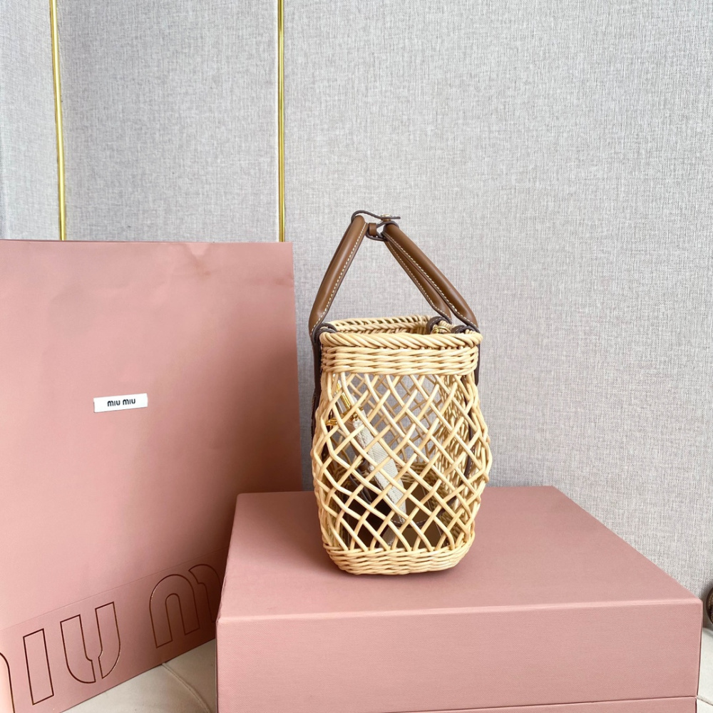 高仿miumiu夏日田園風5BA286鏤空竹籃袋免檢版