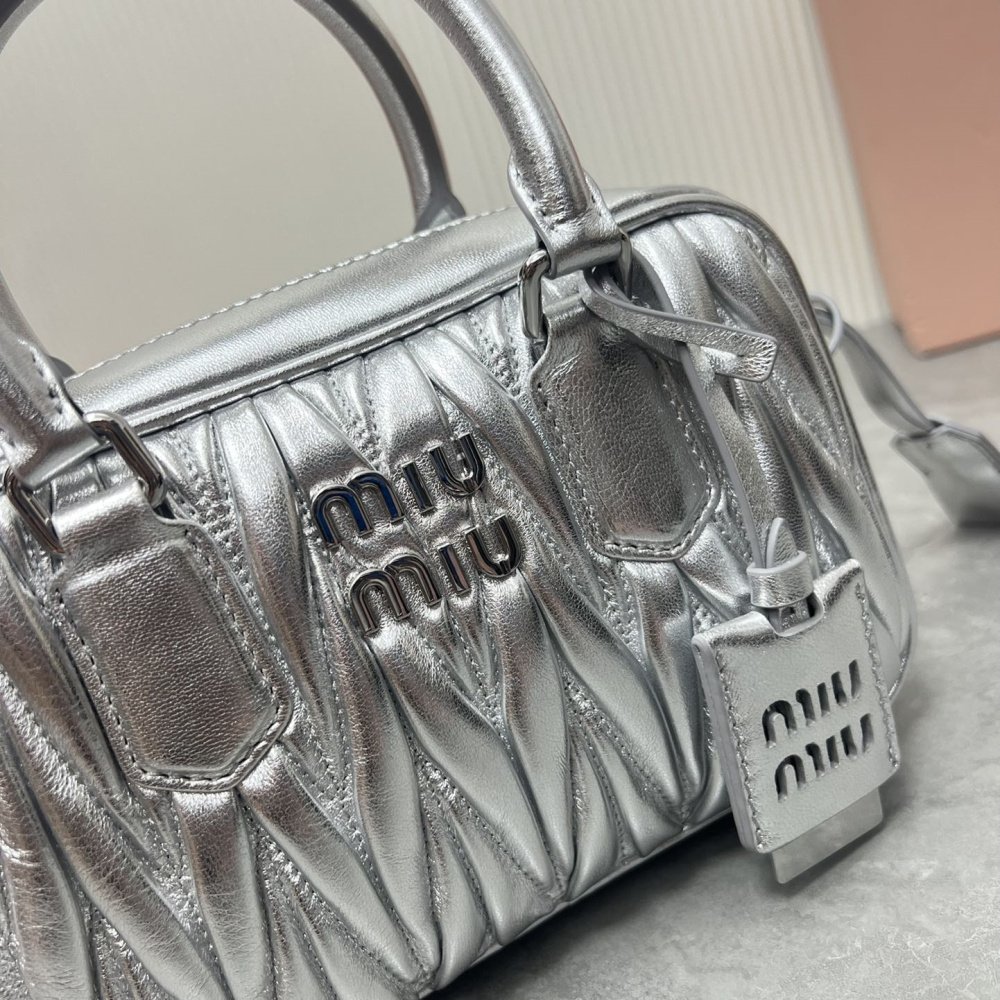 高仿miumiu繆繆TooPretty系列5BB123保齡球手袋銀色