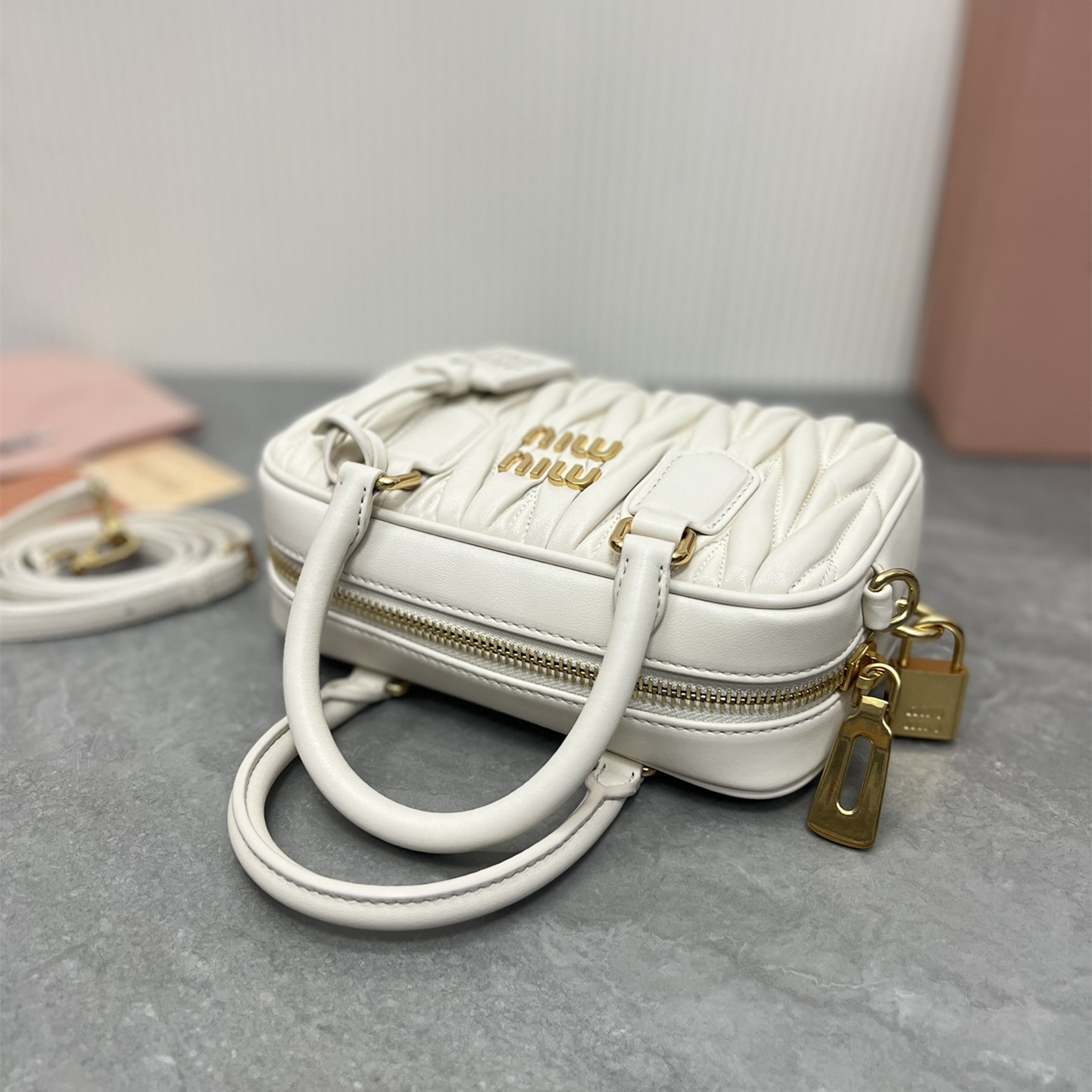 高仿miumiu繆繆TooPretty系列5BB123保齡球手袋白色