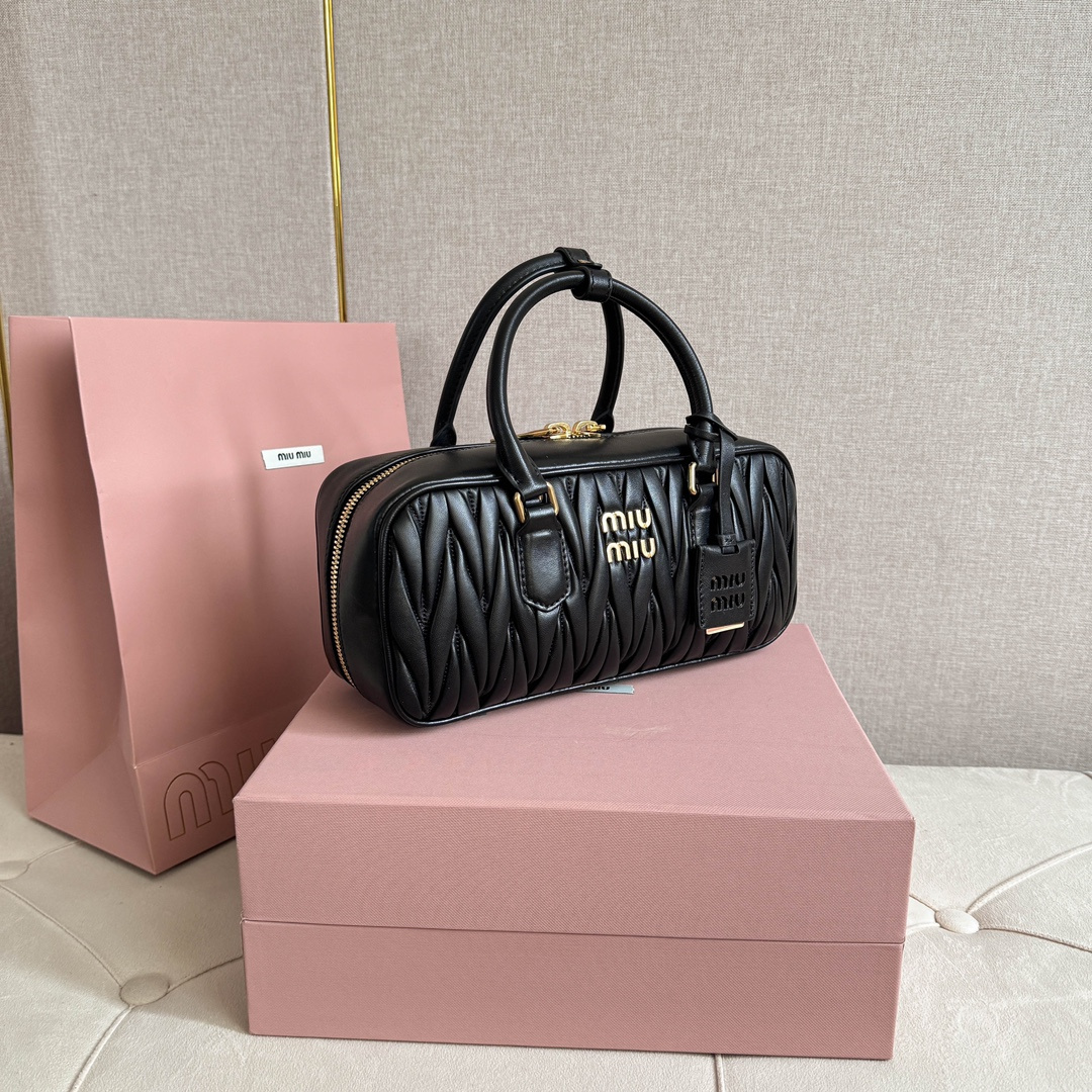 高仿miumiu繆繆*5BB148保齡球包袋黑色免檢版