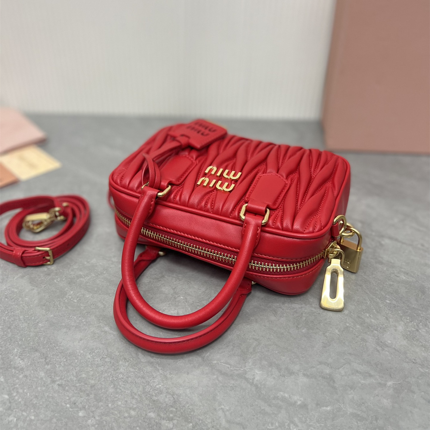 高仿miumiu繆繆TooPretty系列5BB123保齡球手袋紅色