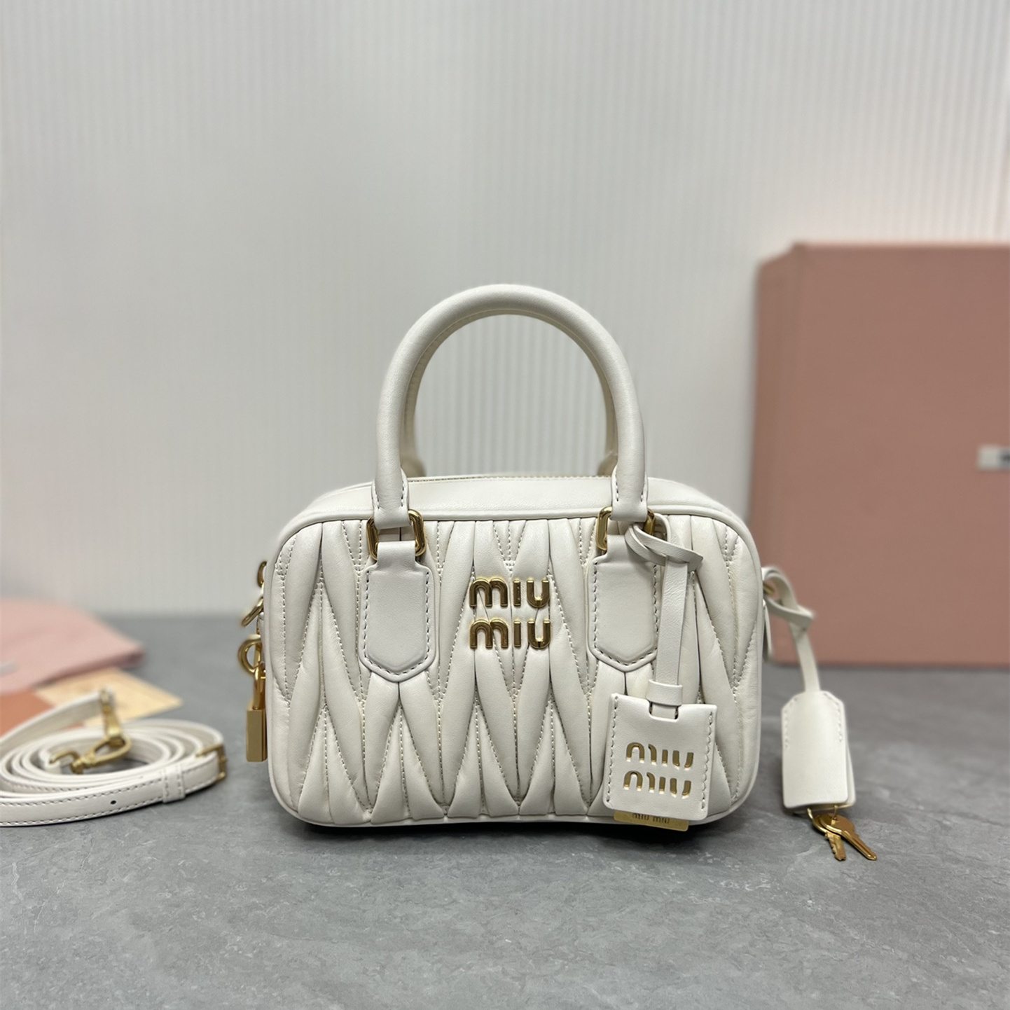 高仿miumiu繆繆TooPretty系列5BB123保齡球手袋白色