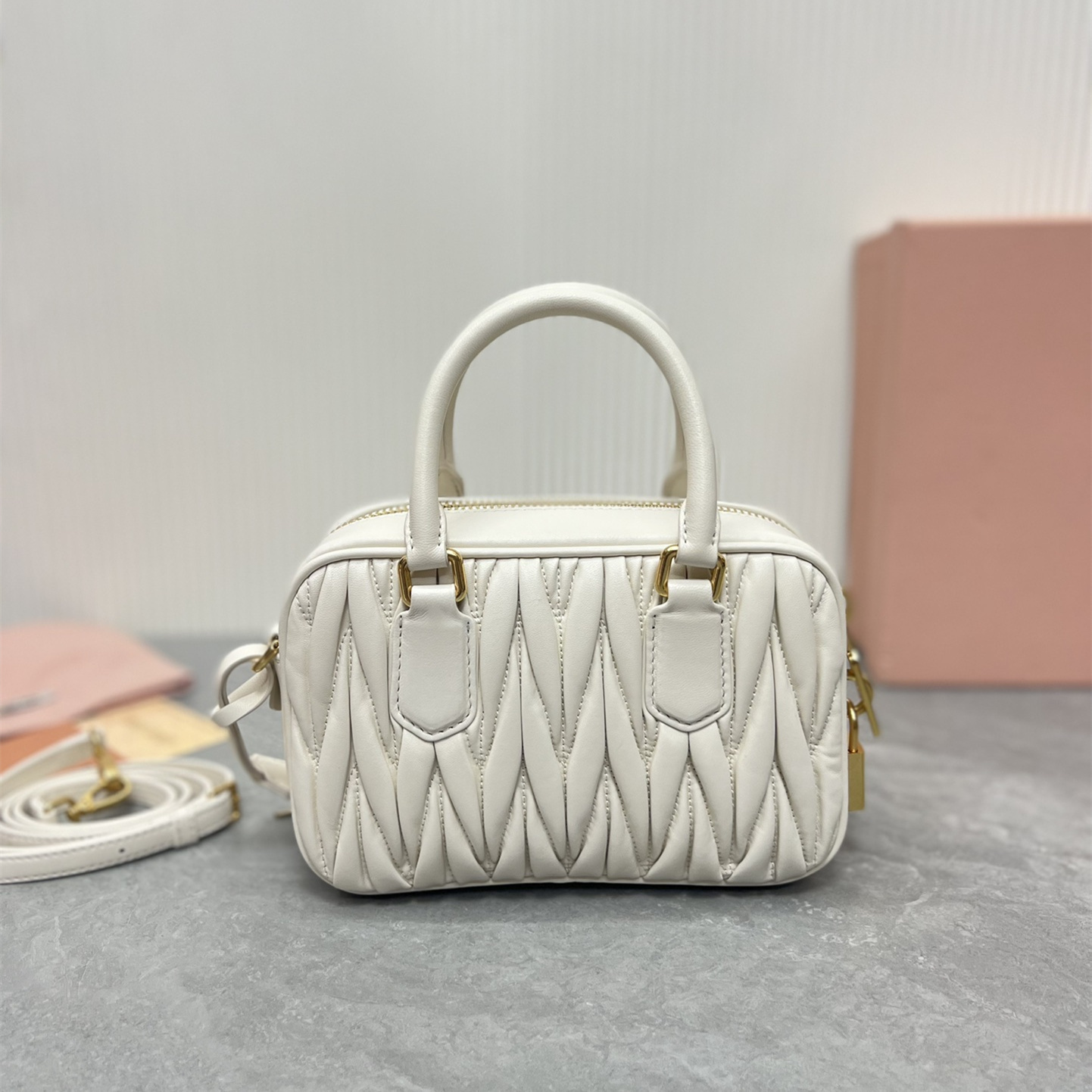 高仿miumiu繆繆TooPretty系列5BB123保齡球手袋白色