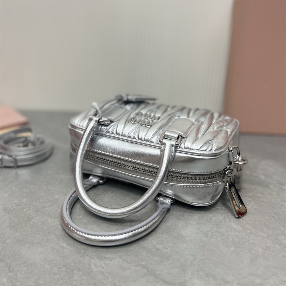 高仿miumiu繆繆TooPretty系列5BB123保齡球手袋銀色