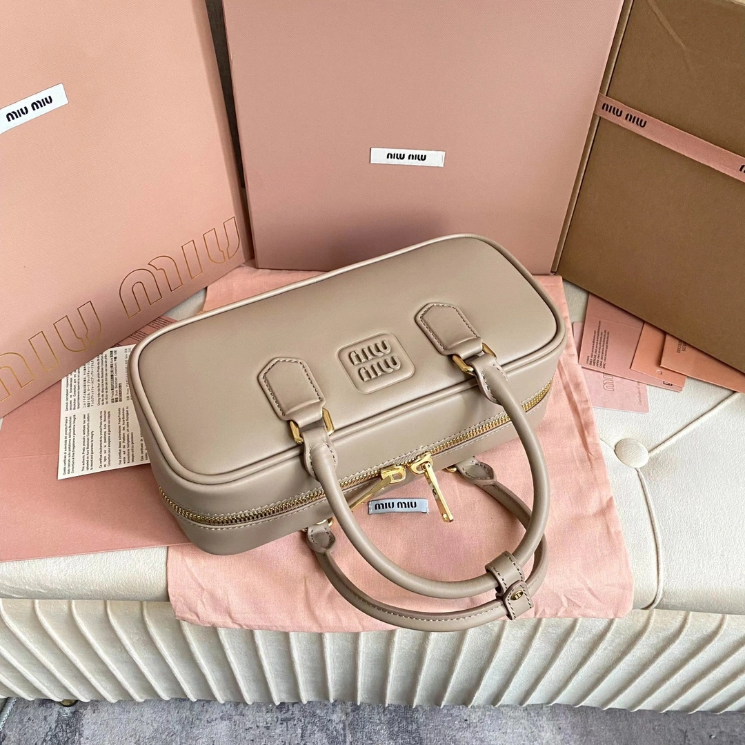 MiuMiu 5BB148：側面比例與底部收窄