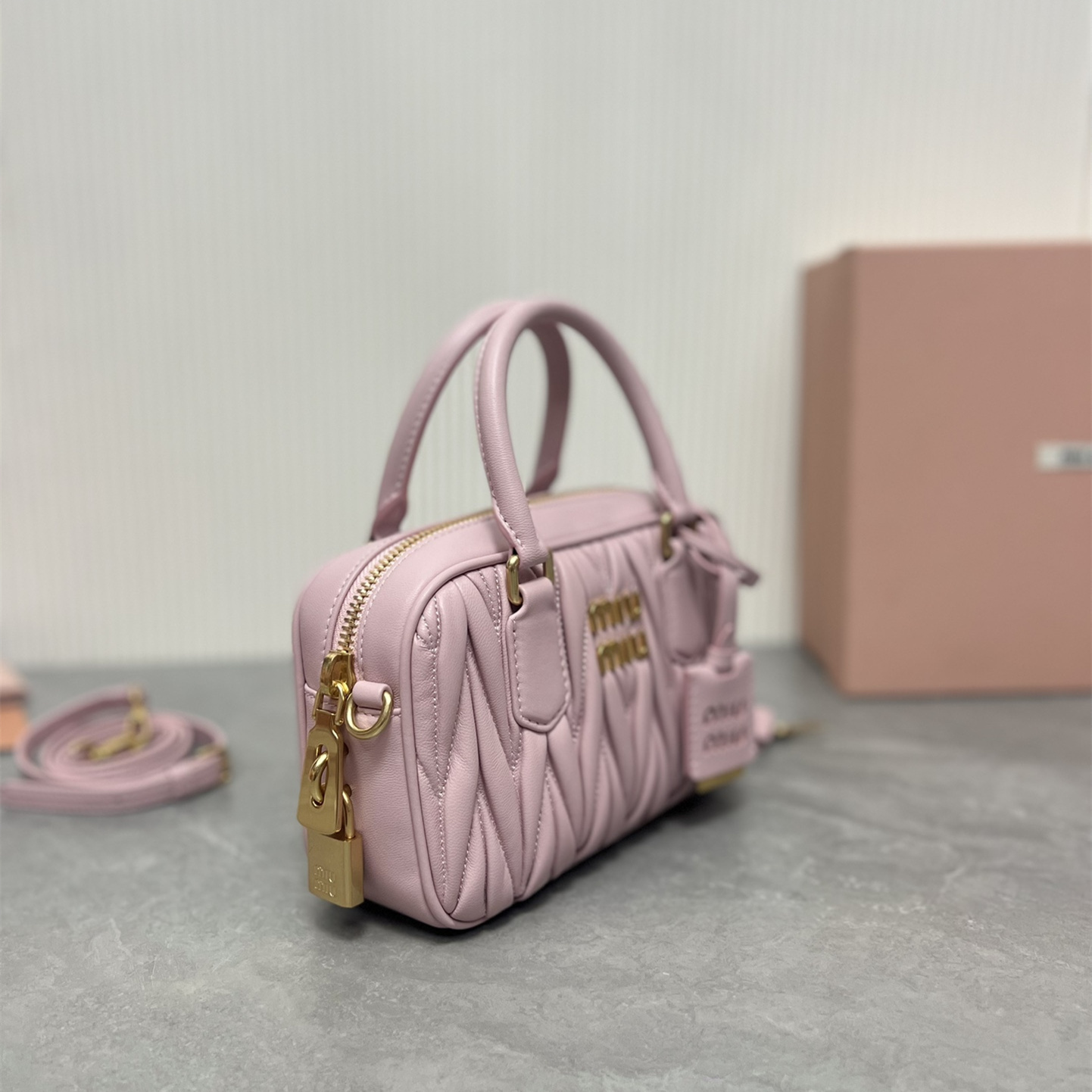 高仿miumiu繆繆TooPretty系列5BB123保齡球手袋粉色