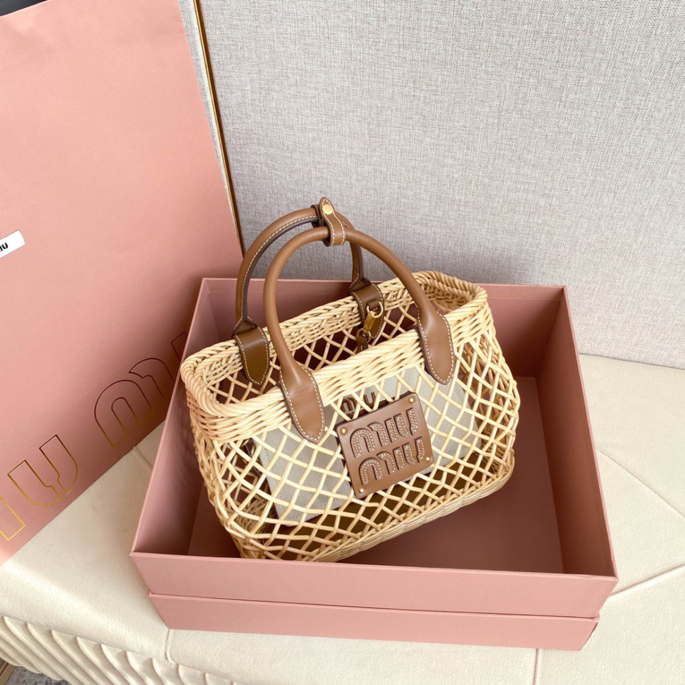 高仿miumiu夏日田園風5BA286鏤空竹籃袋免檢版