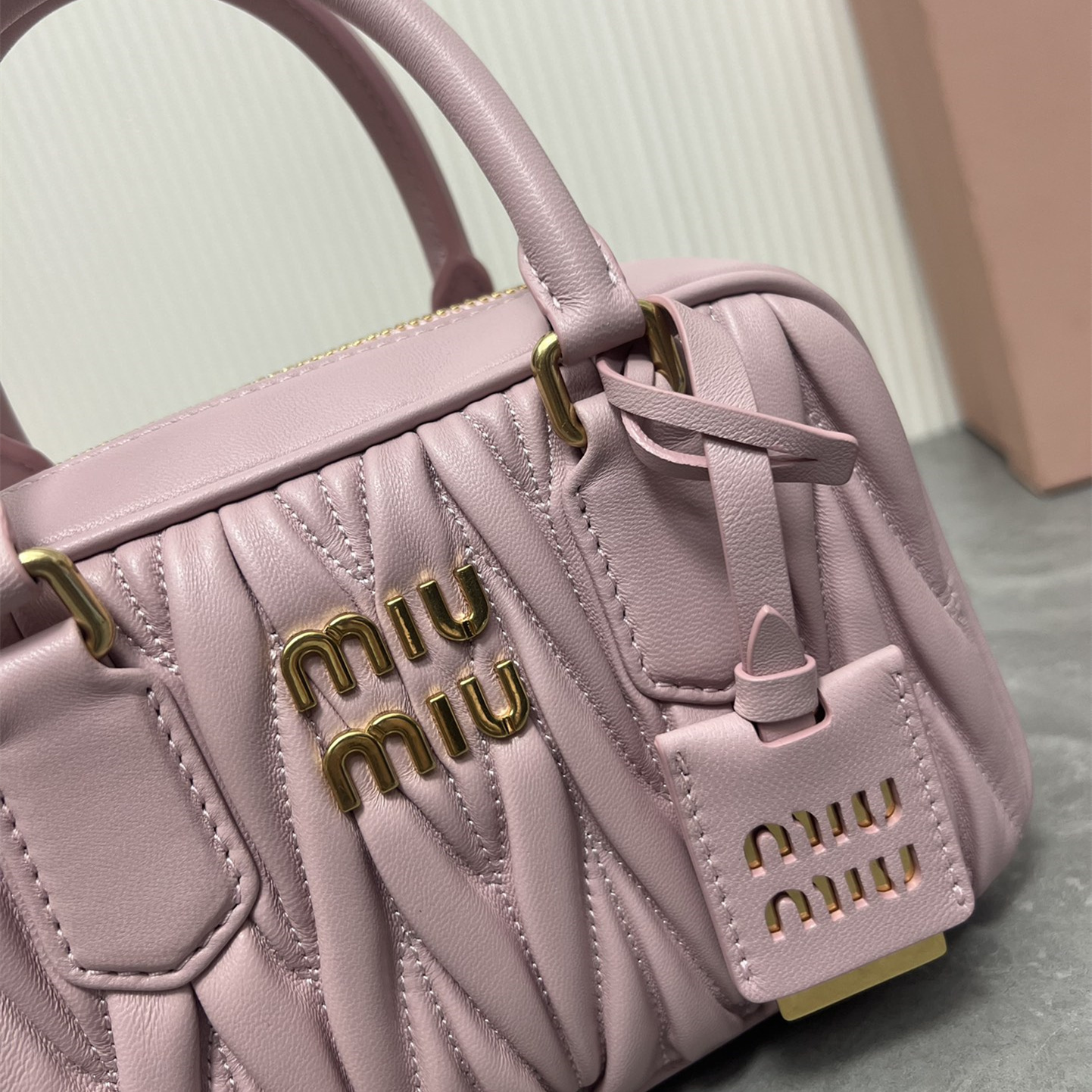 高仿miumiu繆繆TooPretty系列5BB123保齡球手袋粉色