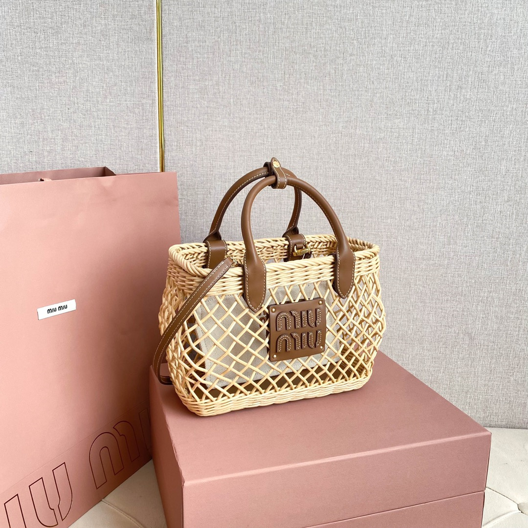 高仿miumiu夏日田園風5BA286鏤空竹籃袋免檢版