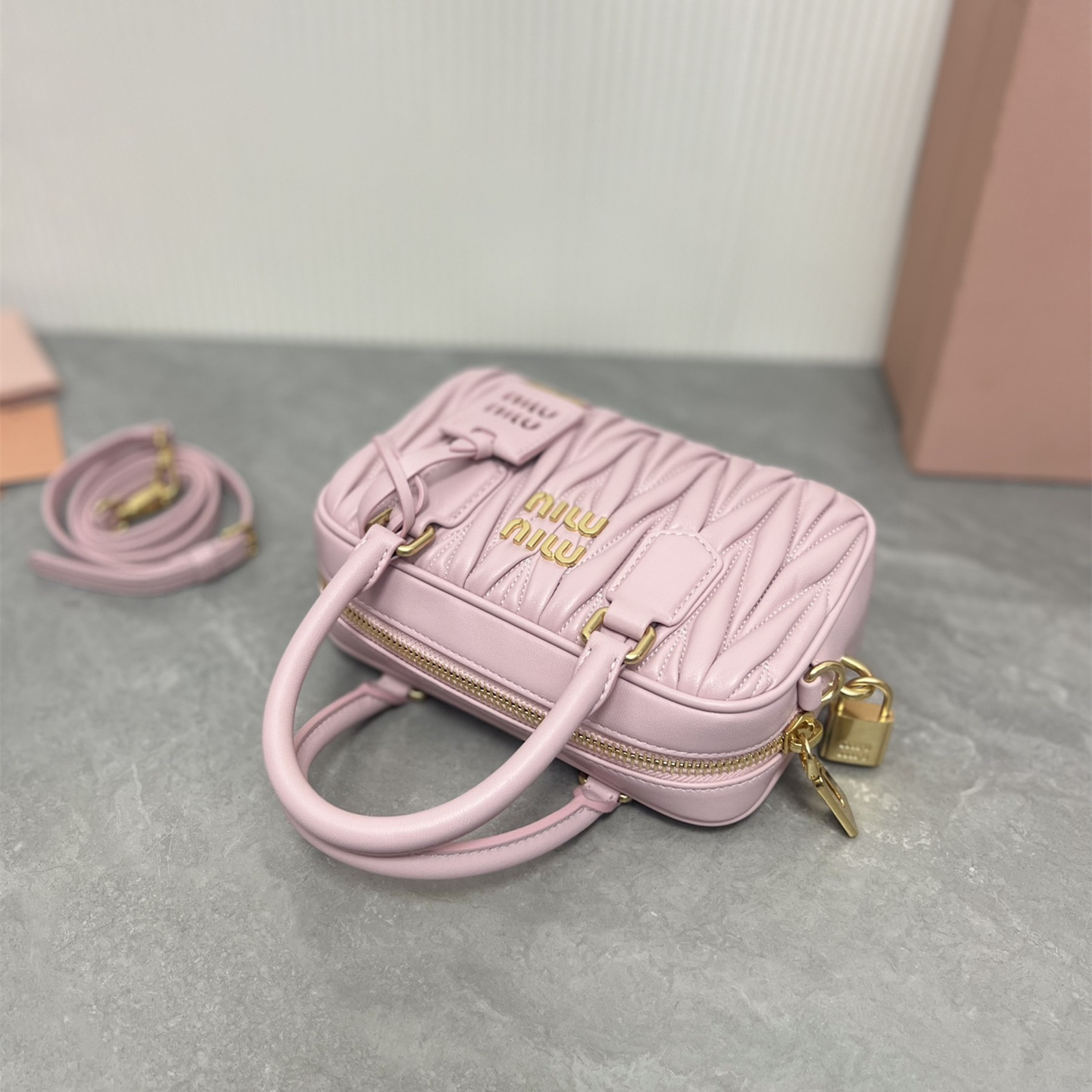 高仿miumiu繆繆TooPretty系列5BB123保齡球手袋粉色