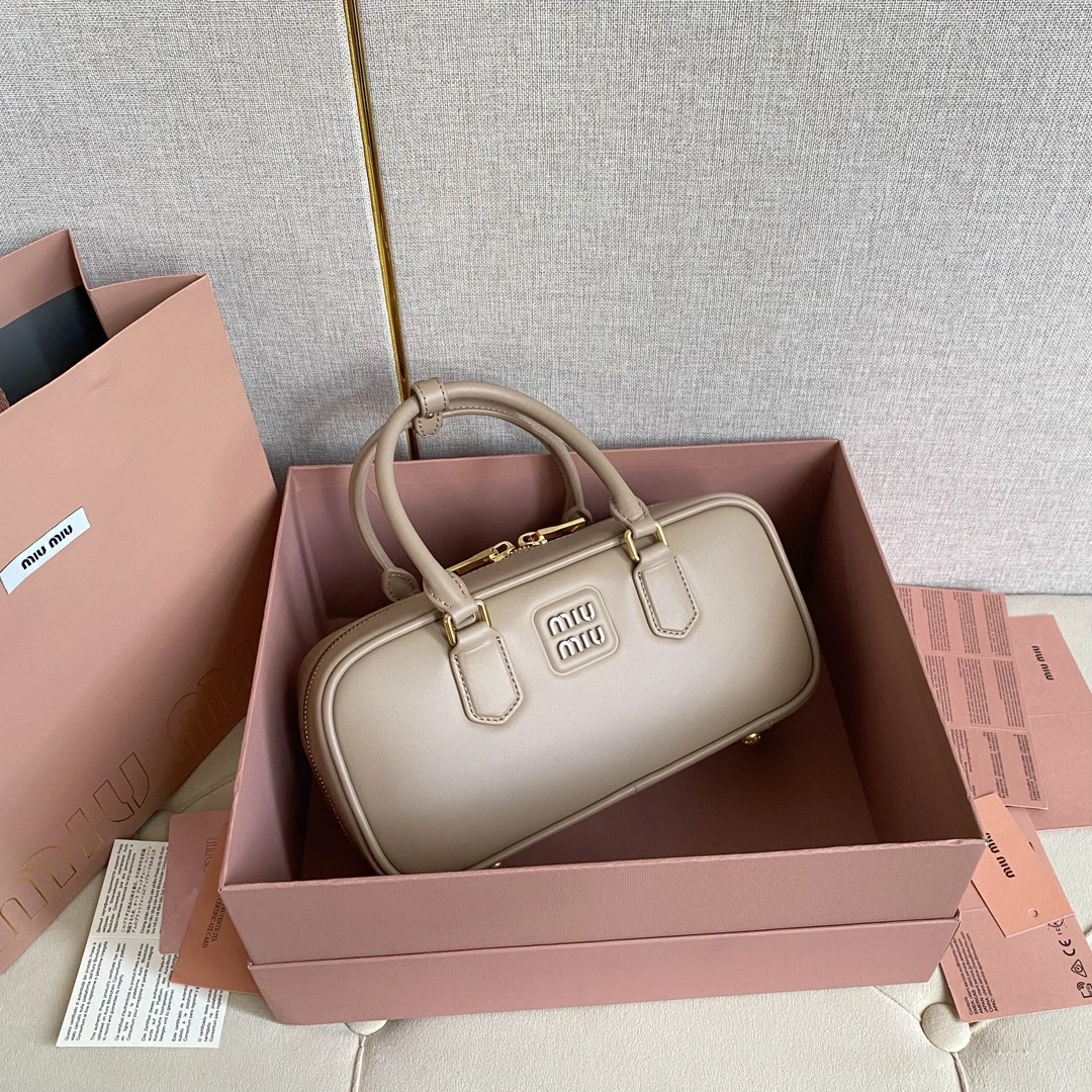 MiuMiu 5BB148：底部與側面結構近拍