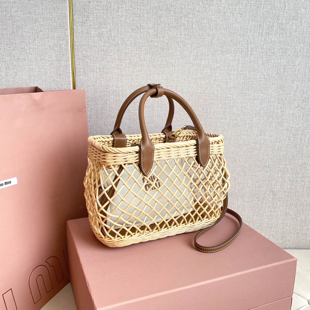 高仿miumiu夏日田園風5BA286鏤空竹籃袋免檢版