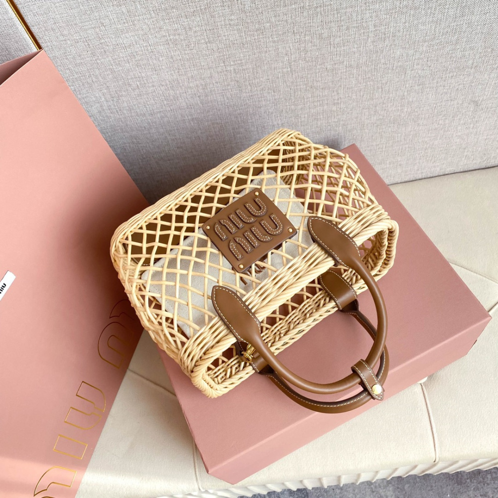 高仿miumiu夏日田園風5BA286鏤空竹籃袋免檢版