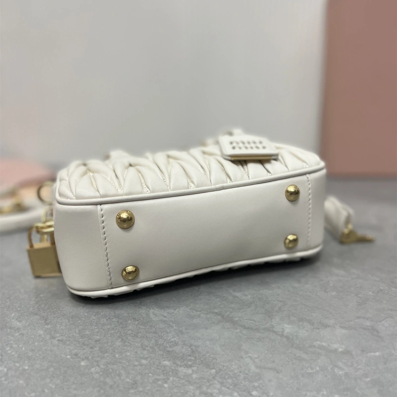高仿miumiu繆繆TooPretty系列5BB123保齡球手袋白色