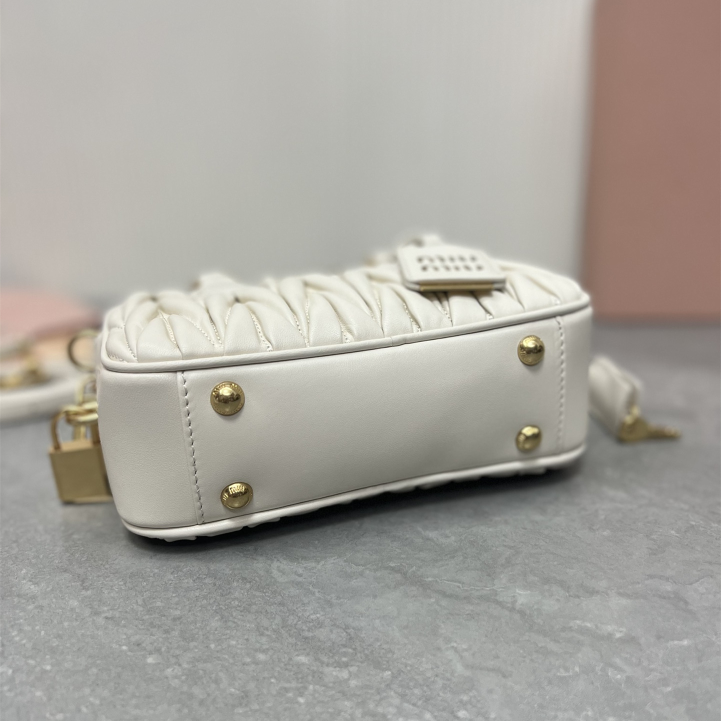 高仿miumiu繆繆TooPretty系列5BB123保齡球手袋白色