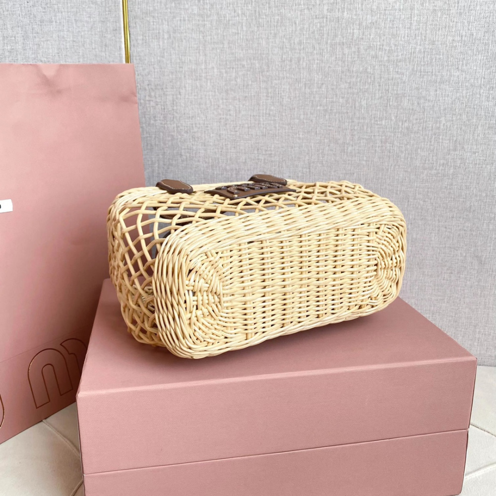 高仿miumiu夏日田園風5BA286鏤空竹籃袋免檢版