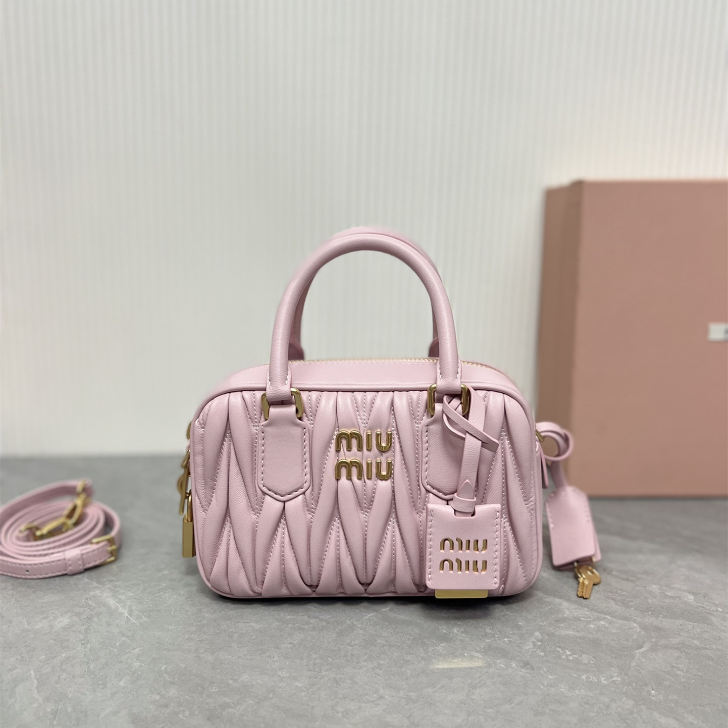 高仿miumiu繆繆TooPretty系列5BB123保齡球手袋粉色