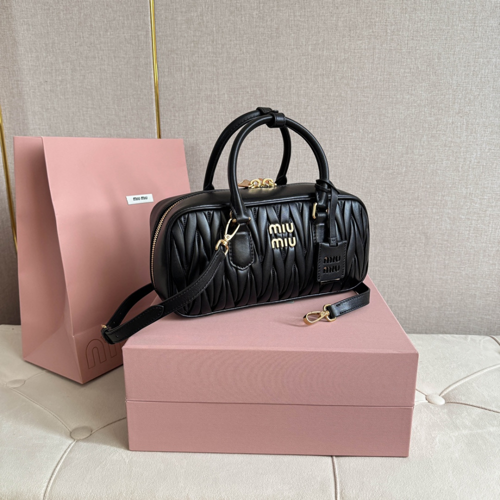 高仿miumiu繆繆*5BB148保齡球包袋黑色免檢版