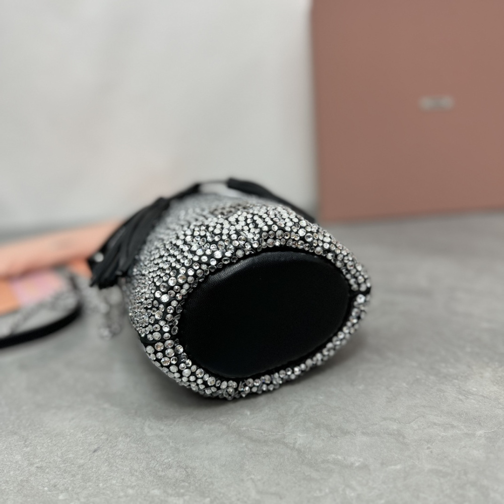 高仿miumiu繆繆*5BE085水桶包黑色免檢版