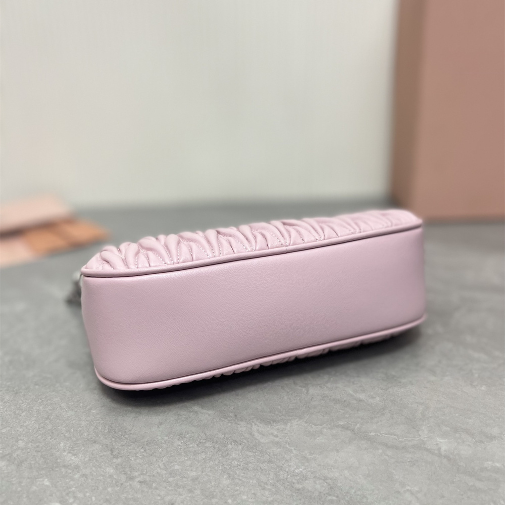 高仿miumiu繆繆*5BH211單肩包粉色水晶鏈條肩帶免檢版