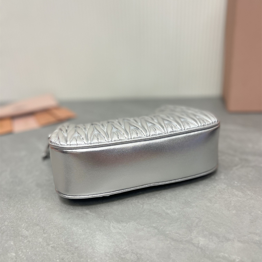 高仿miumiu繆繆*5BH211單肩包銀色水晶鏈免檢版