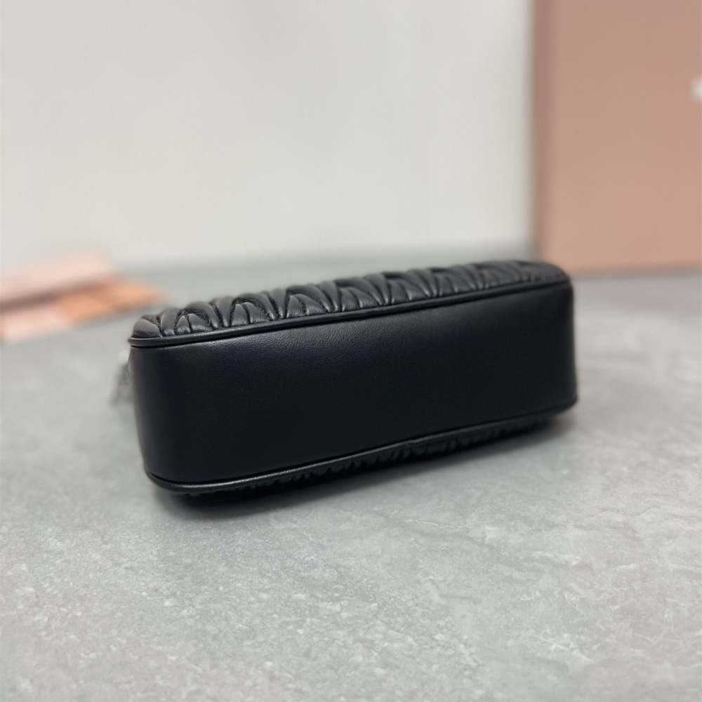 高仿miumiu繆繆*5BH211單肩包黑色水晶鏈免檢版