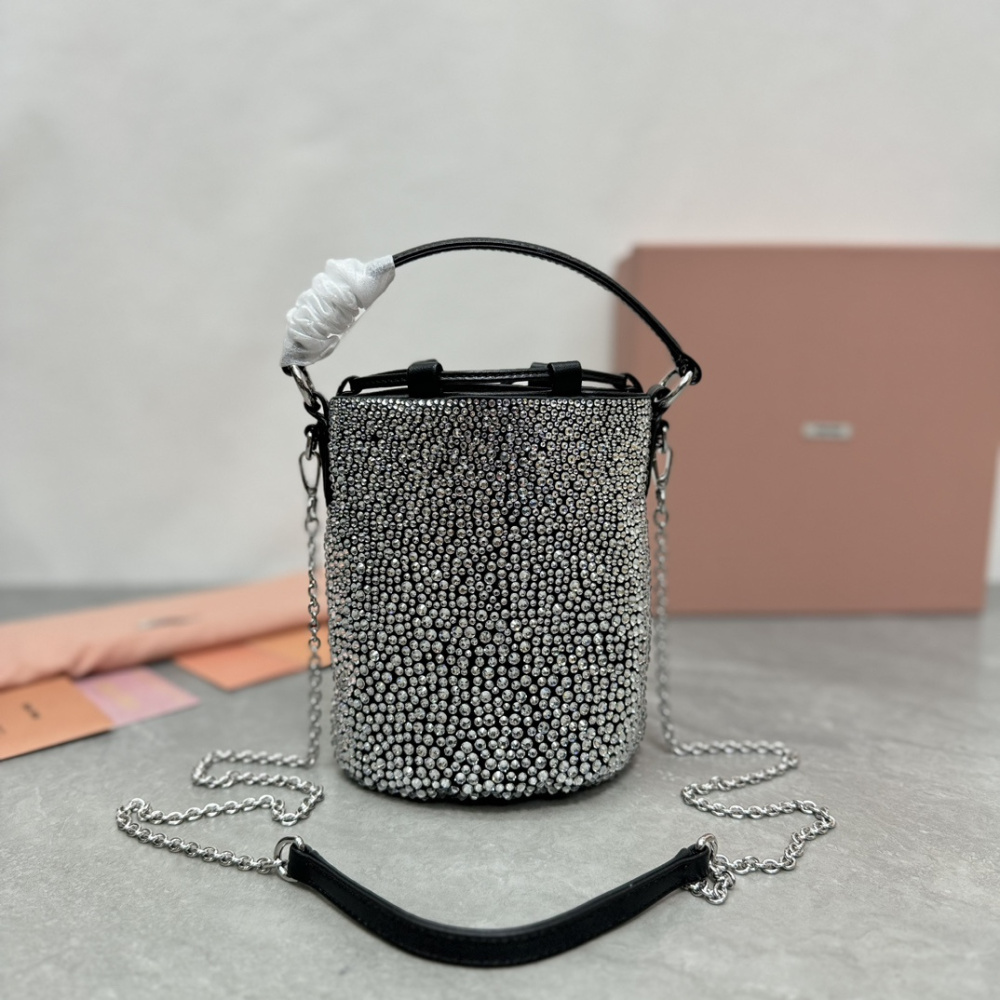 高仿miumiu繆繆*5BE085水桶包黑色免檢版