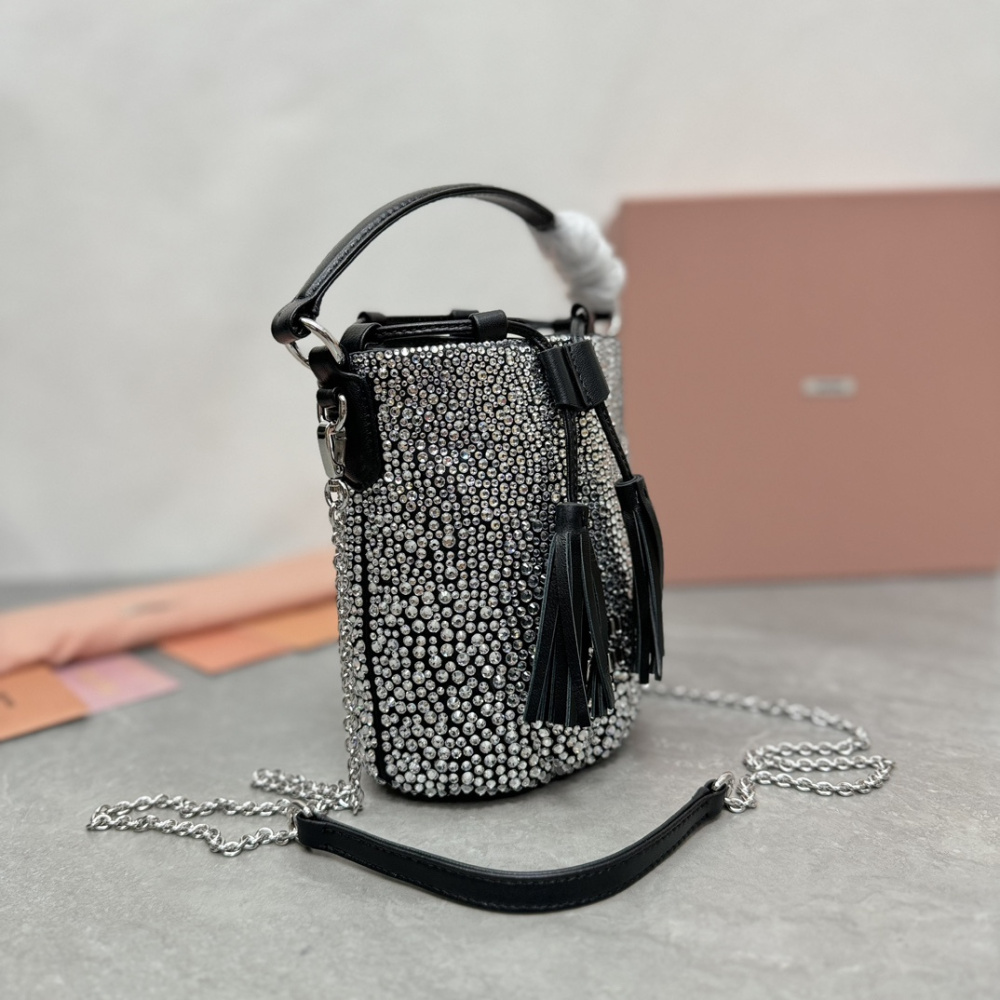 高仿miumiu繆繆*5BE085水桶包黑色免檢版