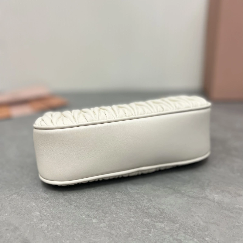高仿miumiu繆繆*5BH211單肩包白色水晶鏈免檢版