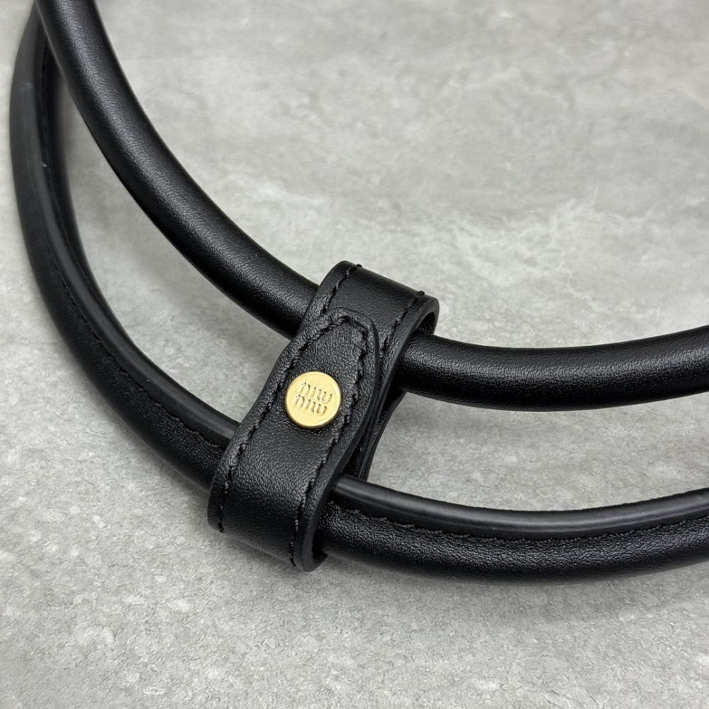 高仿miumiu繆繆*5BB117手柄單肩包黑色免檢版