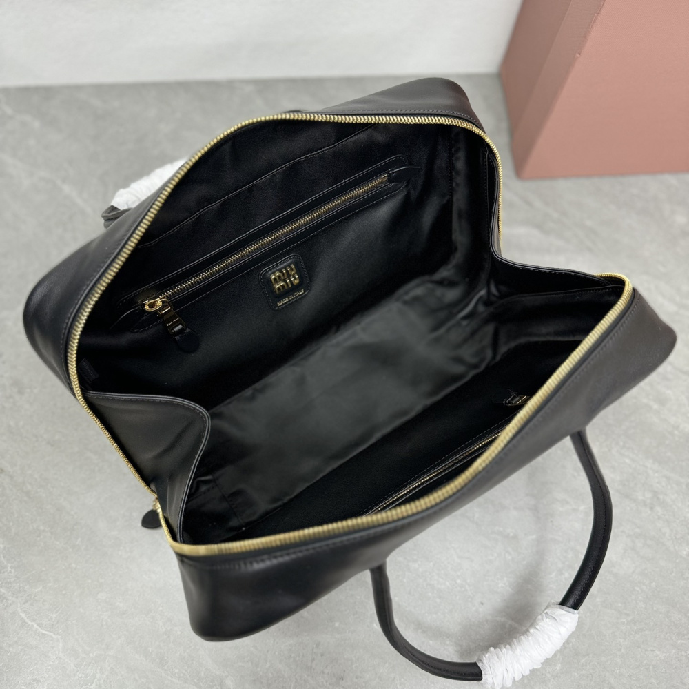 高仿miumiu繆繆*5BB117手柄單肩包黑色免檢版