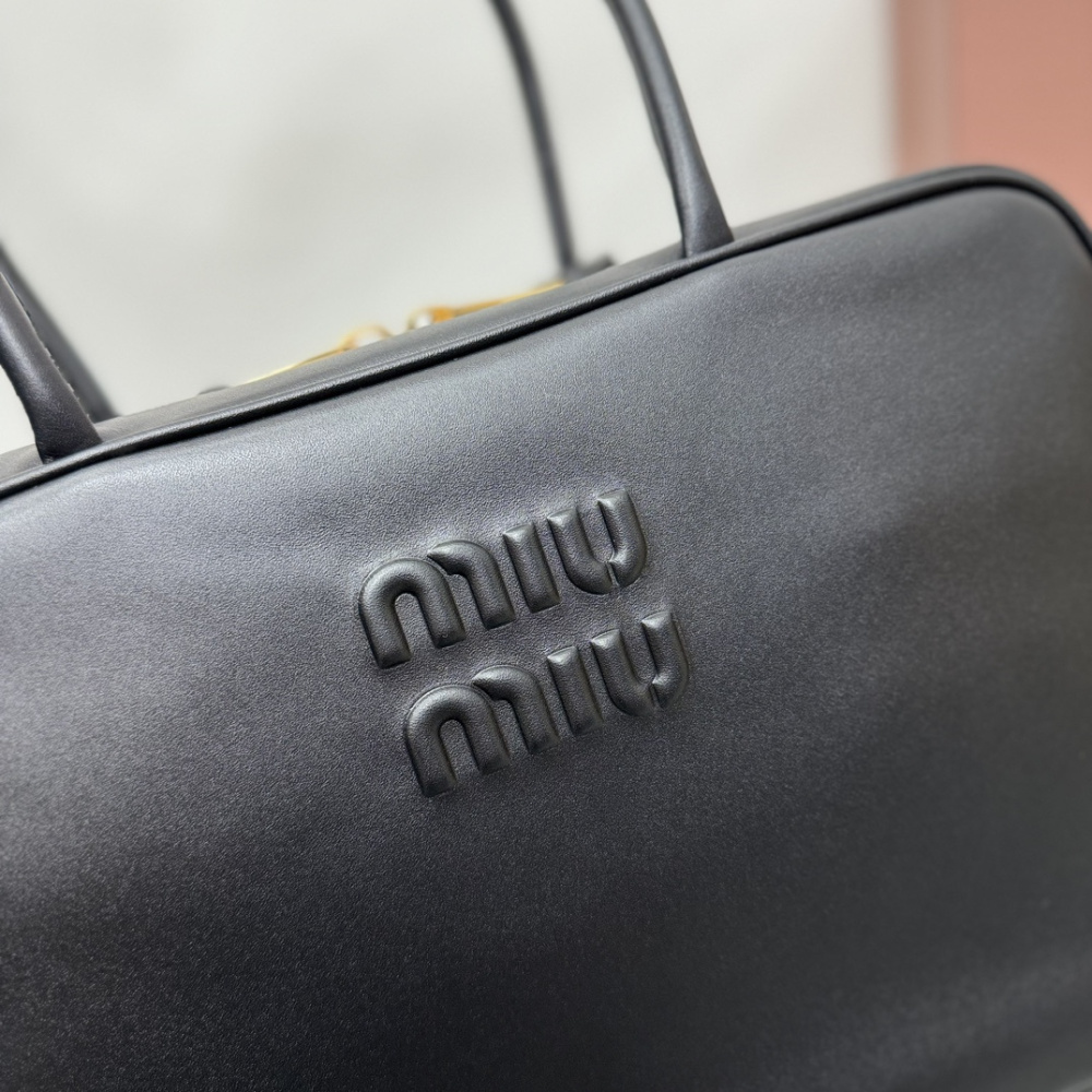 高仿miumiu繆繆*5BB117手柄單肩包黑色免檢版