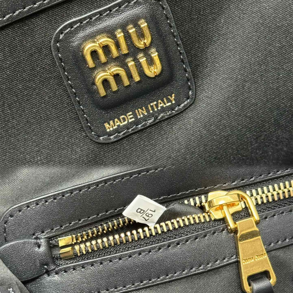 高仿miumiu繆繆*5BB117手柄單肩包黑色免檢版