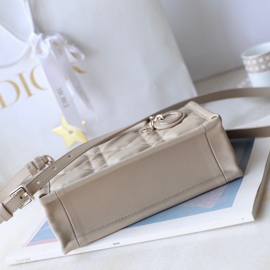高仿Dior*BookTote系列S5573O牛皮革淺卡其單肩包免檢版