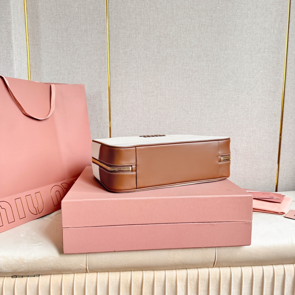 高仿miumiu*5BB17長肩帶公文包白色免檢版