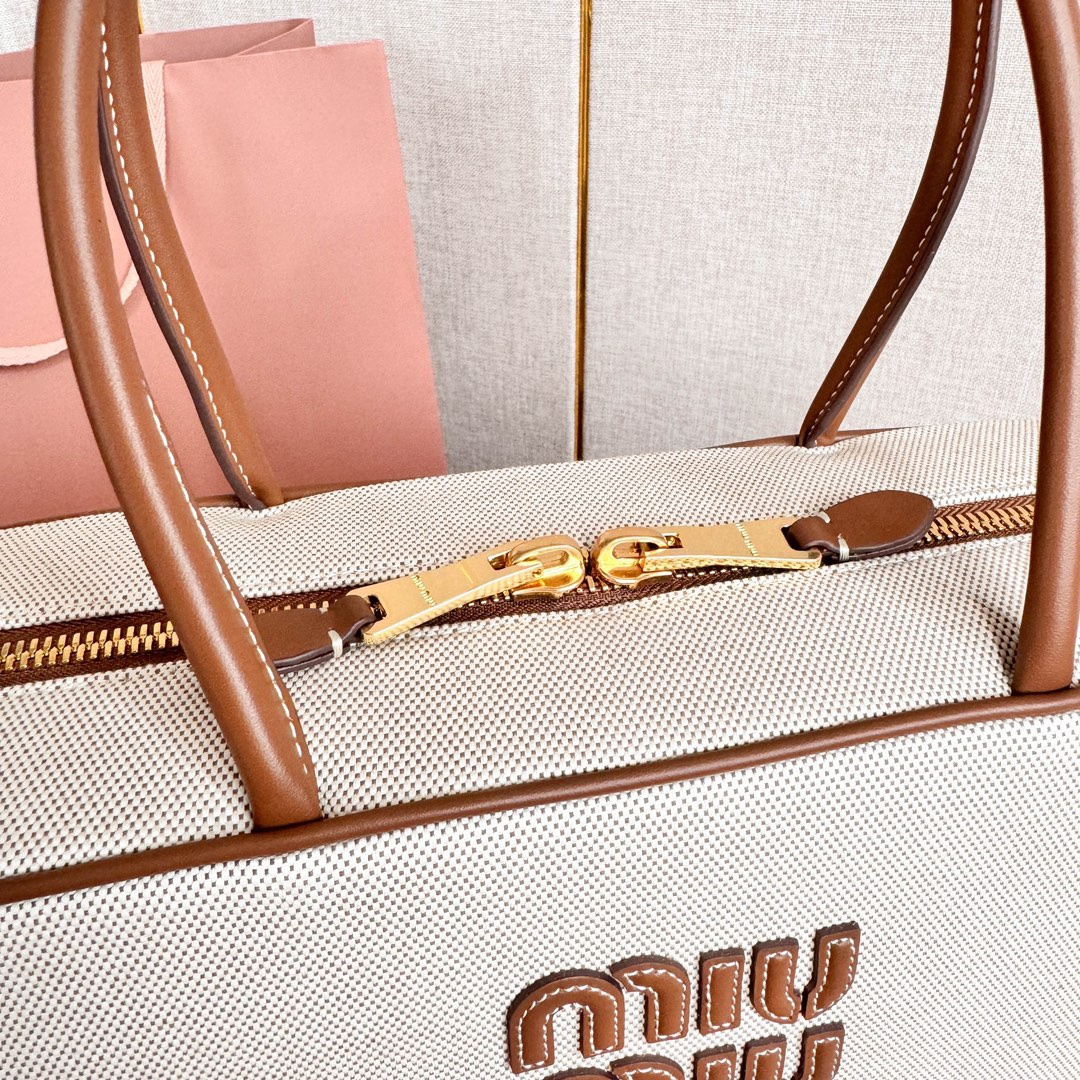 高仿miumiu*5BB17長肩帶公文包白色免檢版