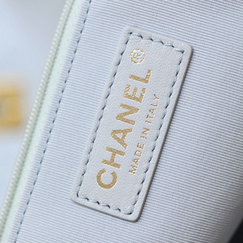 高仿Chanel*24P系列AS4668夾層郵差包灰色大號免檢版