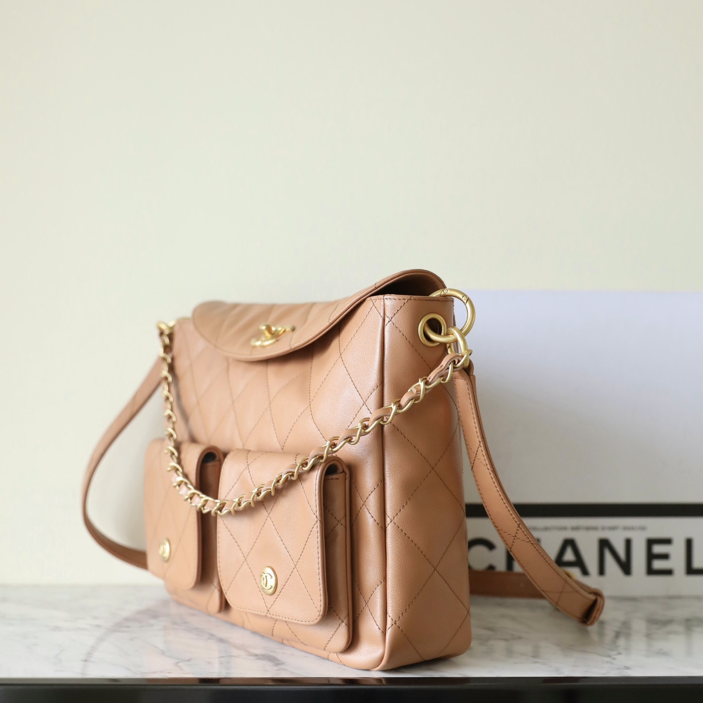 高仿Chanel*24P系列AS4668夾層郵差包棕金色中號免檢版